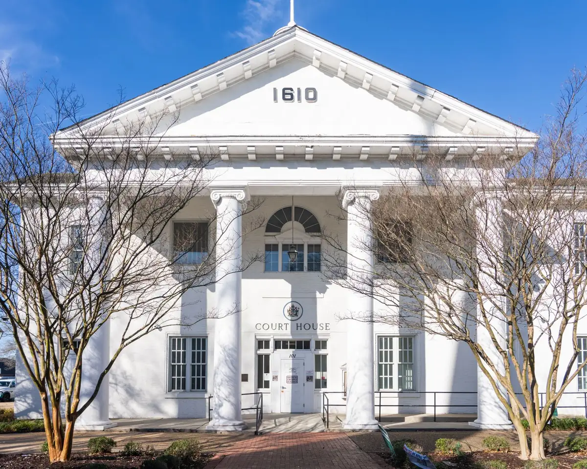 A courthouse with columns, where the bankruptcy trustee and court approve a house sale during Chapter 7