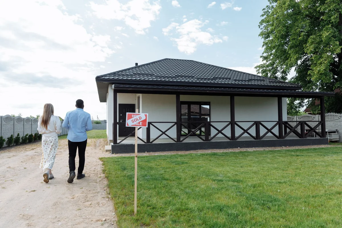 Couple at their newly sold Iowa home, pricing a house to sell fast
