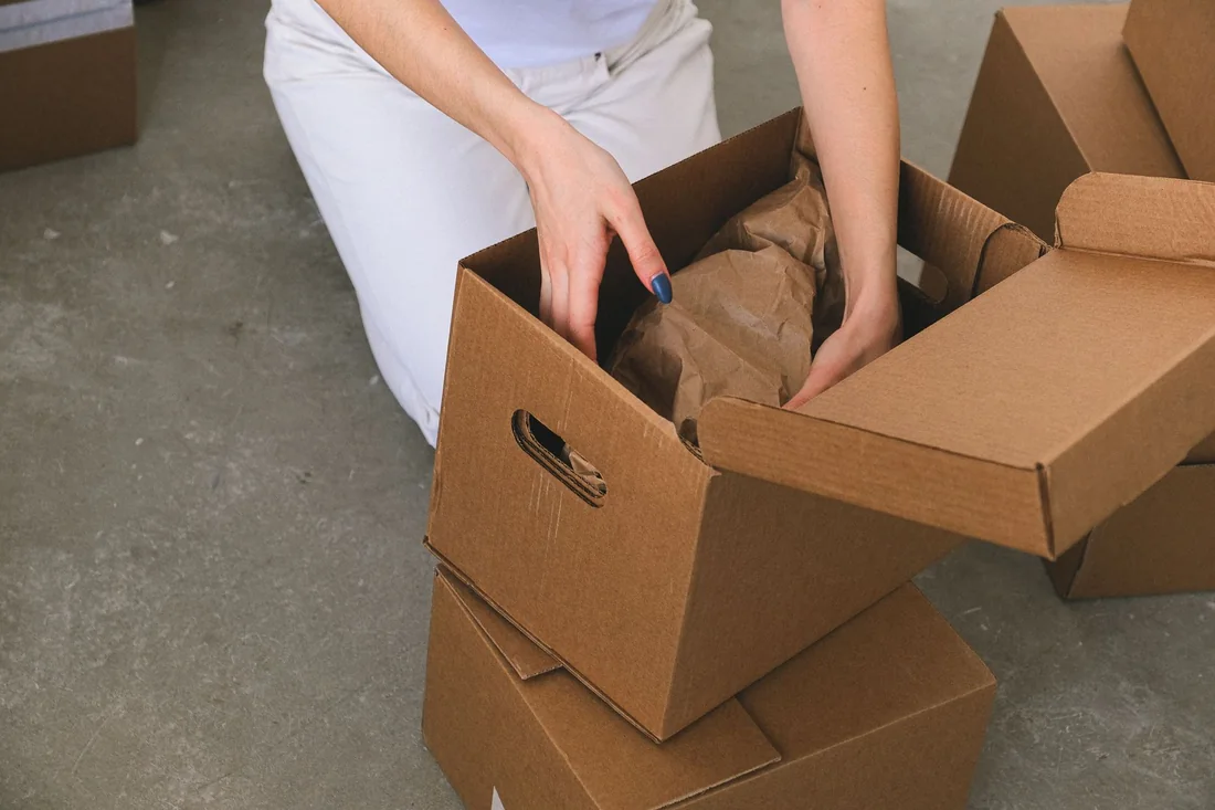 Packing moving boxes while selling and buying a house at the same time in Iowa